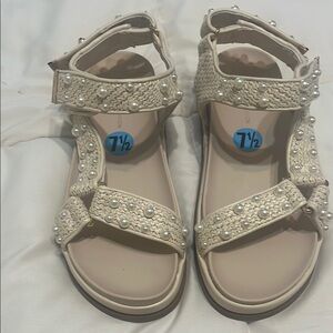 Adorable cream sandals with faux pearls
Size 7.5